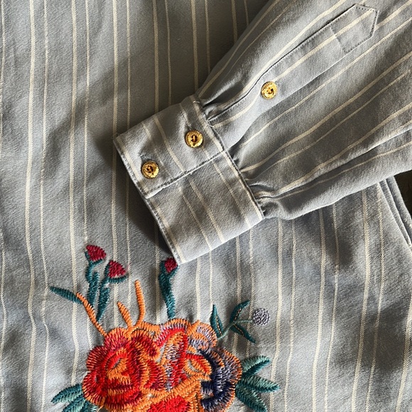 Caleoos Flowy Pinstripe Button-Up Tunic with Embroidered Flowers - Picture 4 of 10